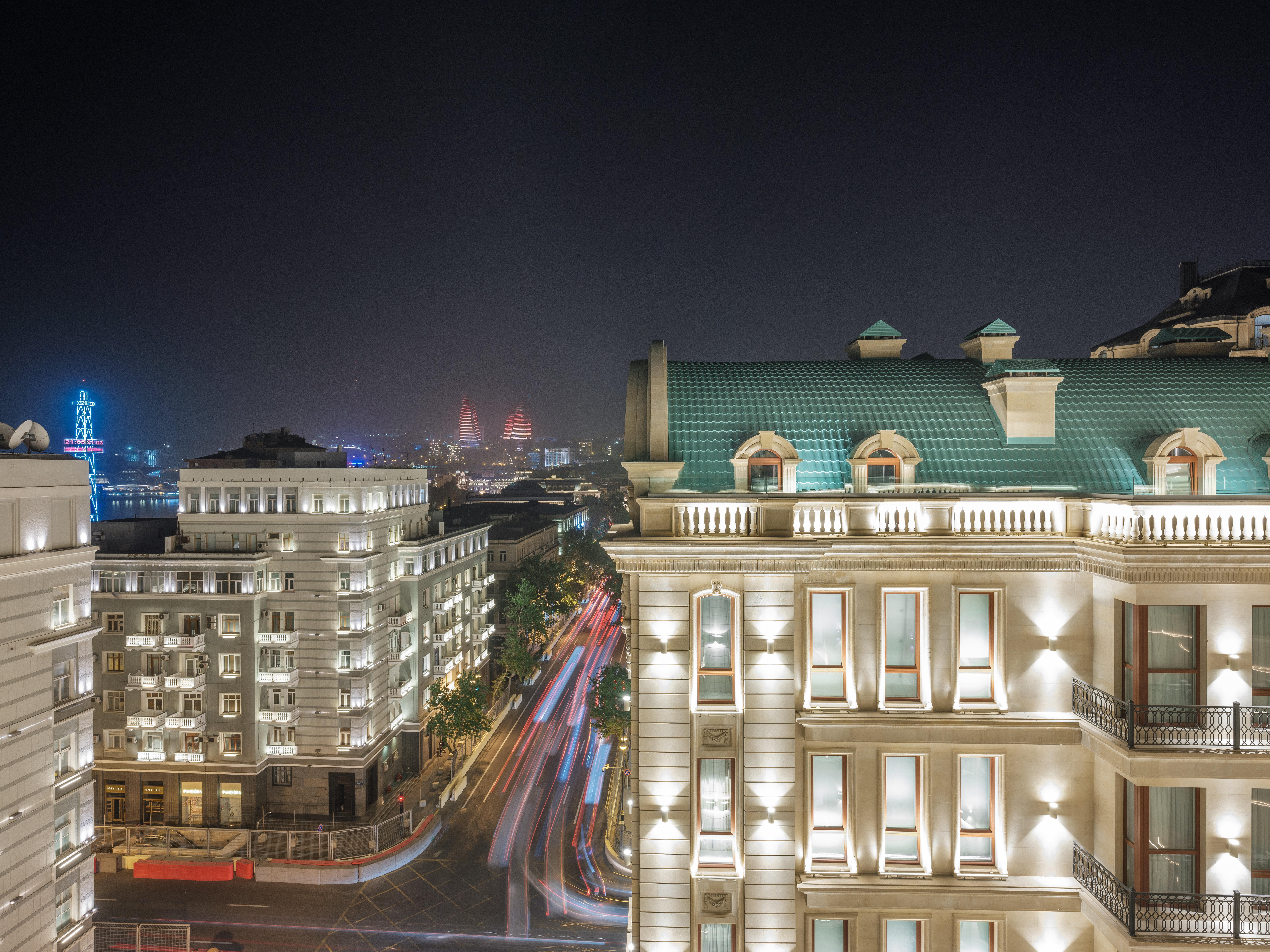 Intercontinental Baku By Ihg Hotel Ngoại thất bức ảnh The hotel at night