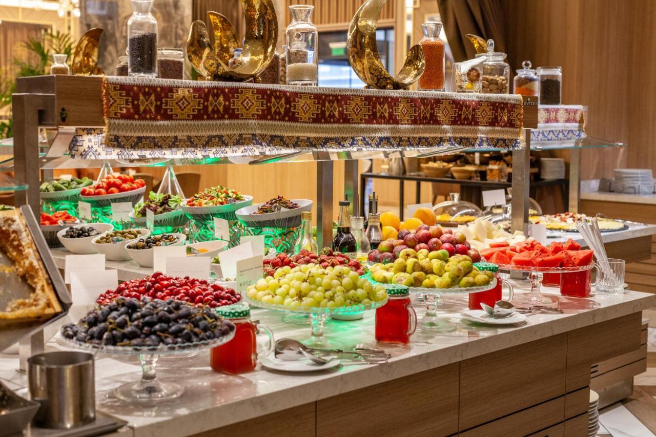 Intercontinental Baku By Ihg Hotel Ngoại thất bức ảnh A fruit buffet