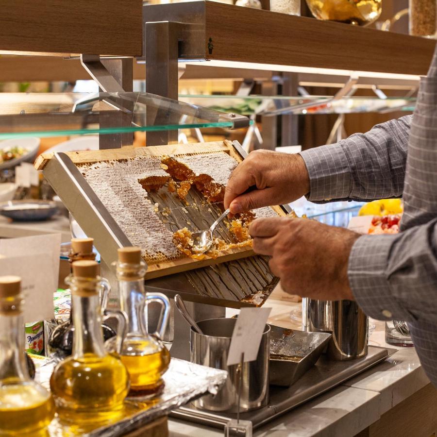 Intercontinental Baku By Ihg Hotel Ngoại thất bức ảnh A cook grating cheese